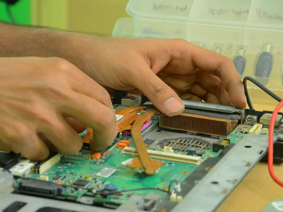 Reparatur einer Laptop-Platine mit Kühlkörper