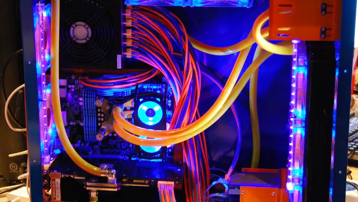 Individuell aufgebauter PC mit Wasserkühlung und Beleuchtung