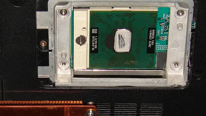 Wärmeleitpaste wird auf einen Prozessor aufgetragen