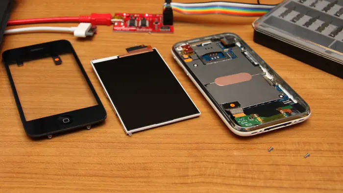 Zerlegtes Smartphone mit Display und Platine